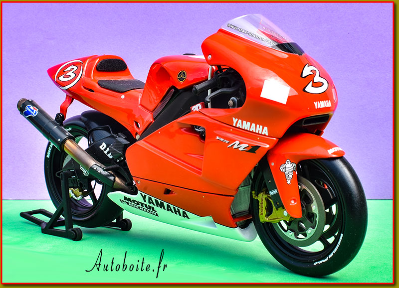 YAMAHA YZR-M1 Biaggi 2002 Minichamps au 1/12