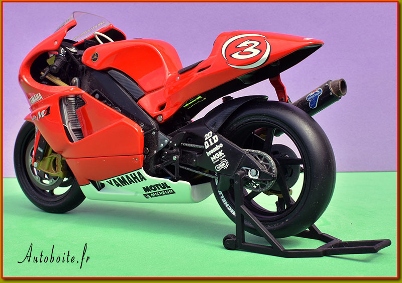 YAMAHA YZR-M1 Biaggi 2002 Minichamps au 1/12 ar