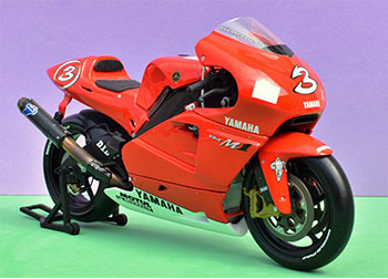 YAMAHA YZR-M1 Biaggi 2002  minichamps