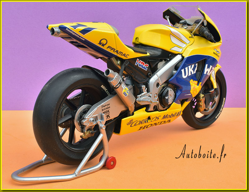 YAMAHA YZR-M1 Biaggi 2002 Minichamps au 1/12 ar