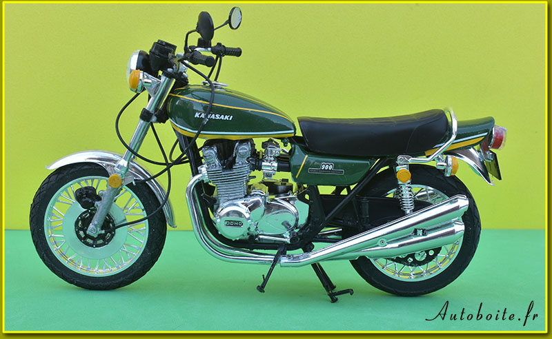Kawasaki 900 Z1 Super 4 1974 de Aoshima au 1/12 &egrave;me r&eacute;f&eacute;rence 4905083063415 L