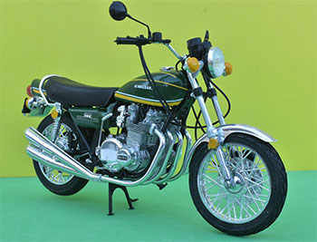 Kawasaki 900 Z1 Super 4 1974 
de Aoshima au 1/12 ème
