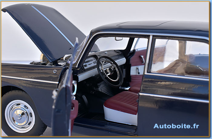 Peugeot 404 1/18 bleue ouverte int