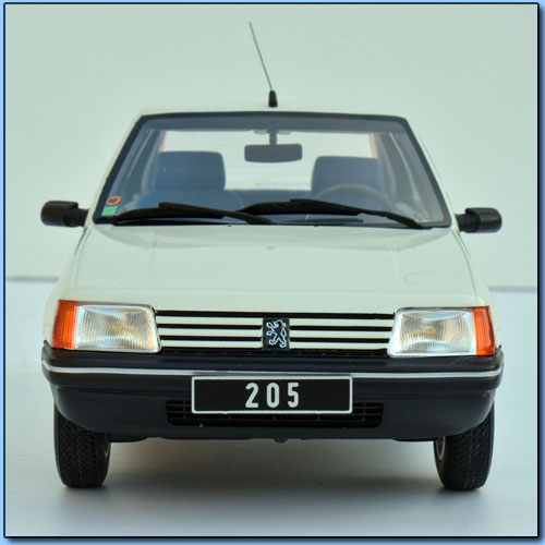 204 Peugeot 1/18 Otto avant