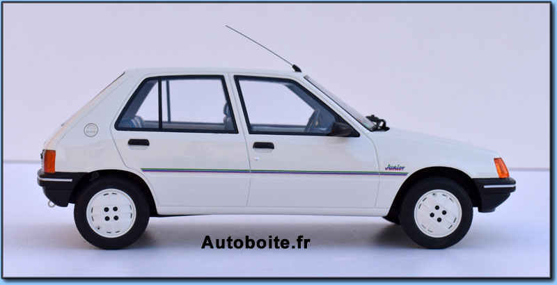 204 Peugeot 1/18 Otto latérale