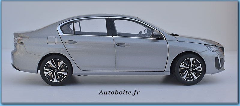 408 Peugeot 1/18 Otto latérale