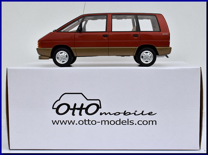 Renault Espace 2000 TSE 1984 rouge au 1/18 ème de Ottomobile boite